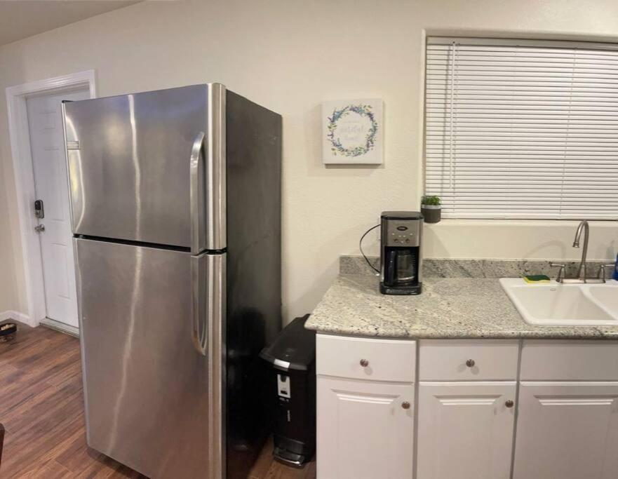 דירות Brand New 2Br Cute Blue Led In North פרסנו מראה חיצוני תמונה
